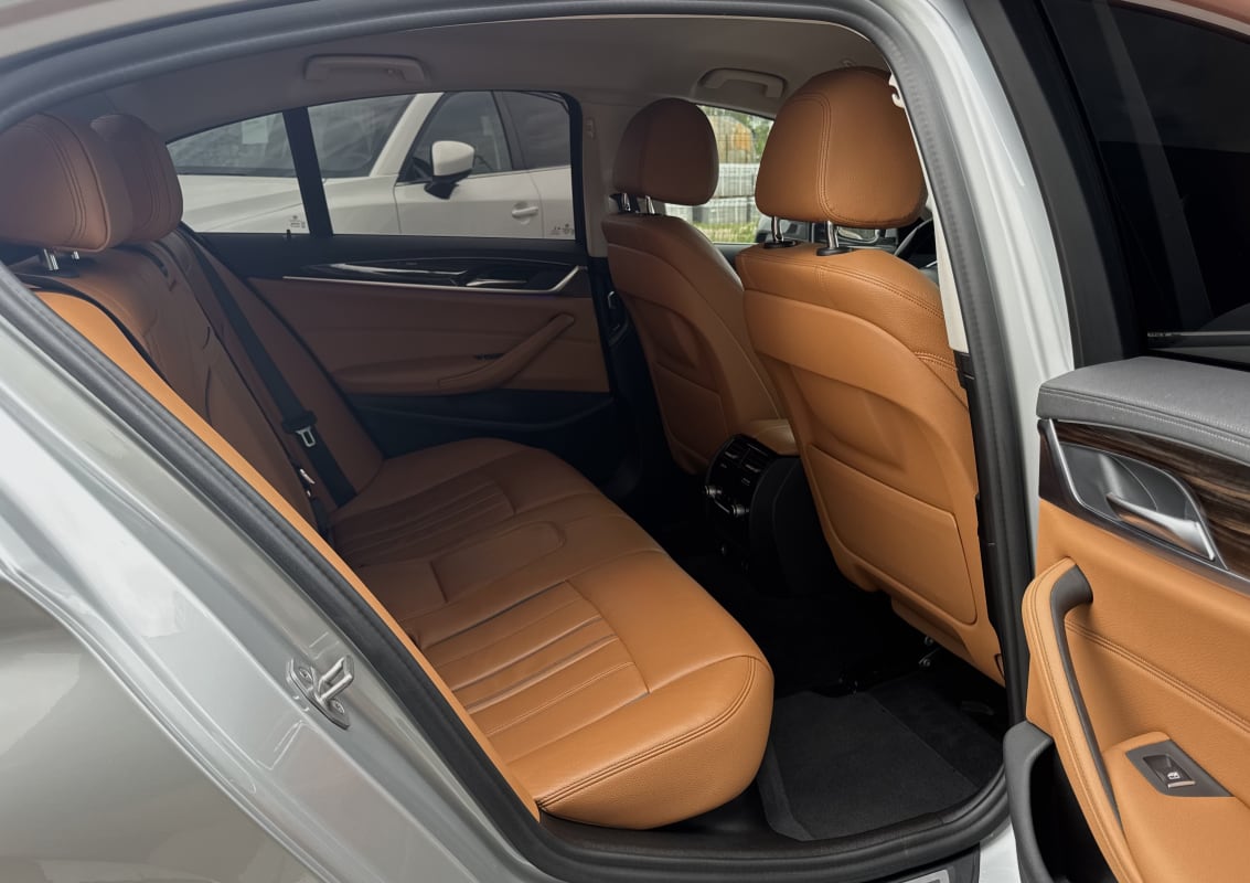 BMW 5 Series Luxury line - фото 6