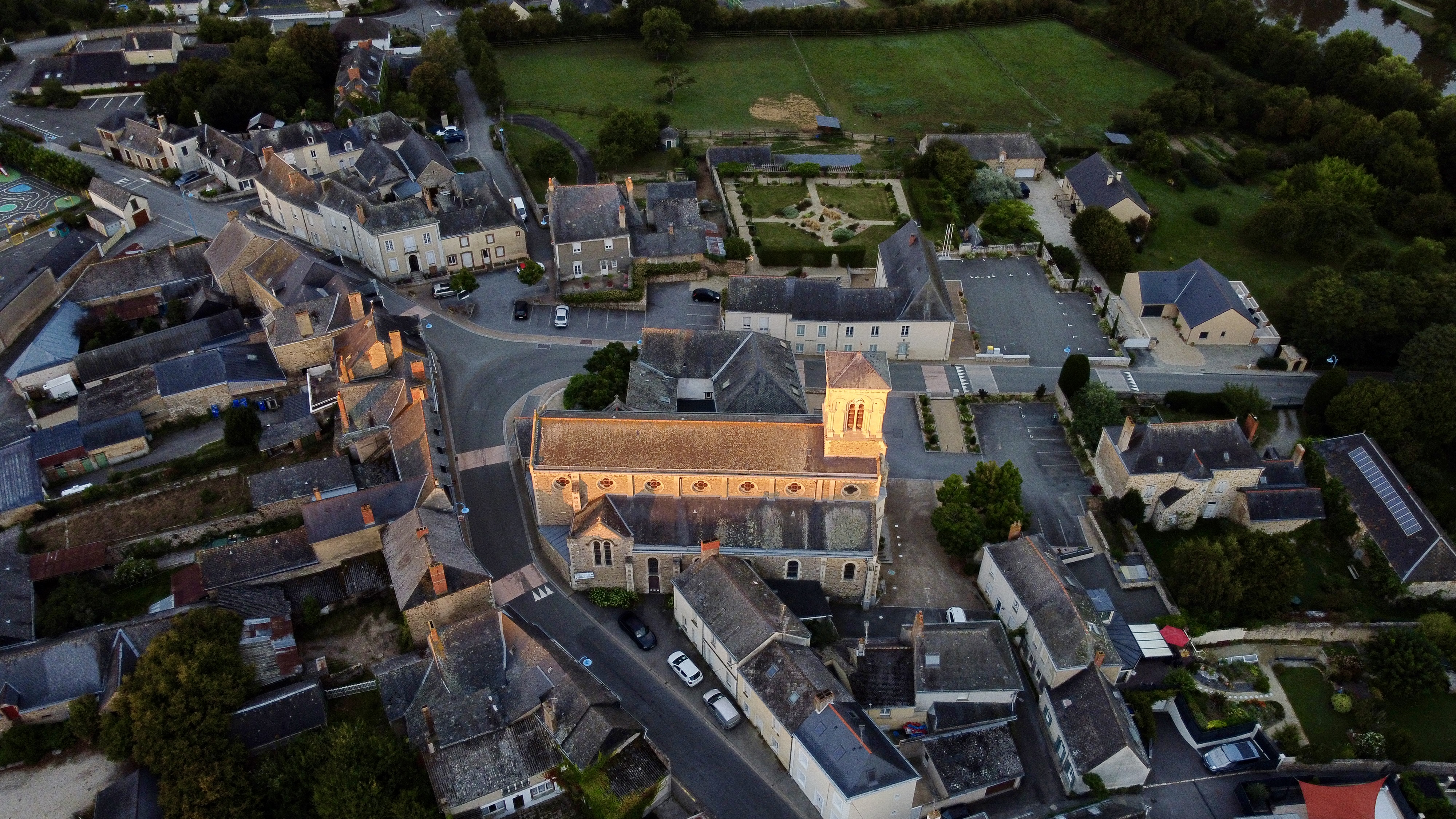 Église Villiers-Charlemagne vue drone