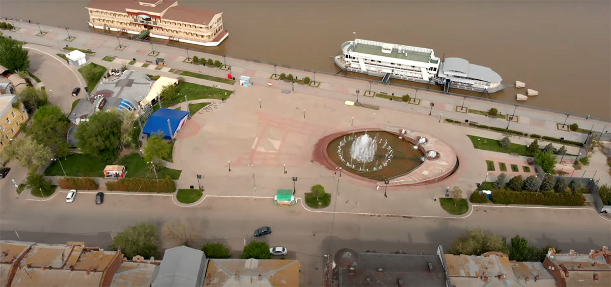 Уровень воды астрахань в 2024. Зеленый город Астрахань. Остров городской Астрахань. Городской парк Астрахань. Самый последний город.