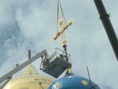 В Астрахани на купола храма Благовещения Пресвятой Богородицы установили кресты