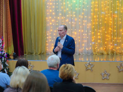 Игорь Седов поздравил многодетные семьи Трусовского района