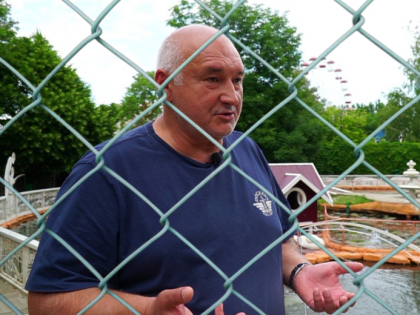 Работники известного астраханского парка пожаловались на невыплату им зарплаты