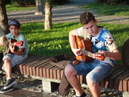 Музыкальный флешмоб памяти Виктора Цоя объединил астраханцев на Петровской набережной
