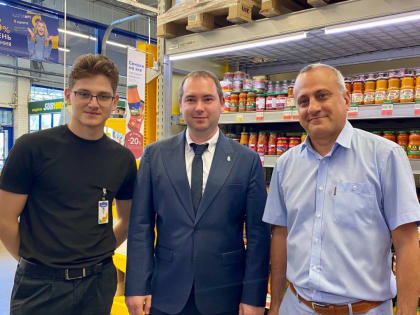 Крупные торговые сети принимают на работу астраханских подростков