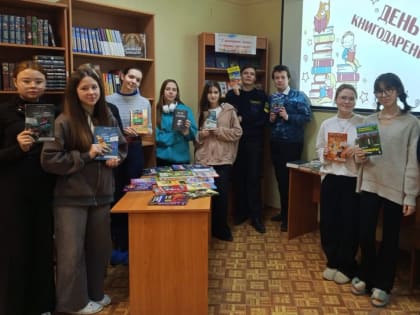 Депутат Николай Шайдин принял участие в акции, приуроченной к международному дню книгодарения