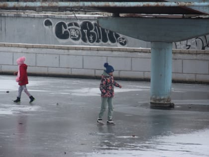 Астраханцев предостерегли выходить на тонкий лёд
