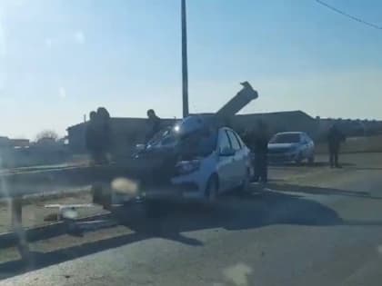 В Приволжском районе автомобиль столкнулся с ограждением