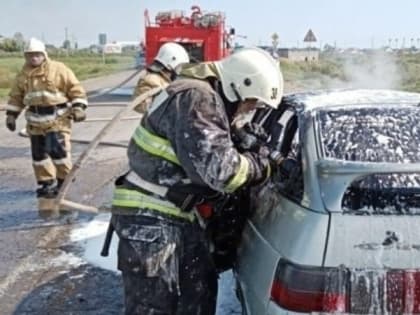 В Астраханской области неисправный автомобиль поджёг сухую траву