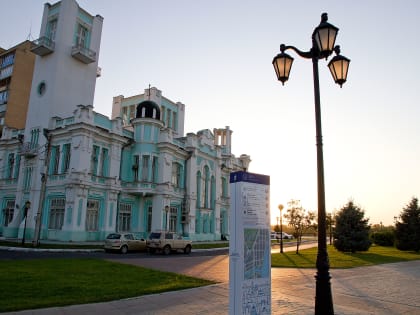 Завершена установка туристических стел на набережной Волги