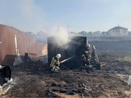 В Астрахани 23 пожарных тушили пылающий камыш с автосервисом