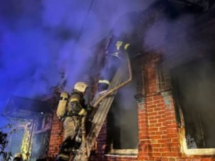 В Астрахани при пожаре пострадали два человека