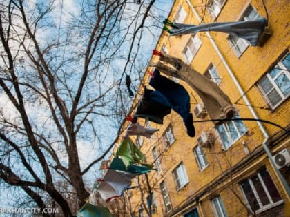 В Астрахани семью с четырьмя детьми переселили из аварийного дома в крошечную комнату