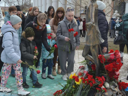 В Ахтубинске почтили память погибших во время теракта в «Крокус Сити Холле»