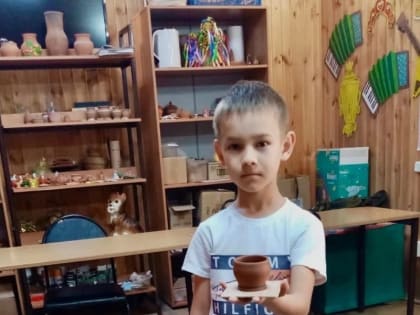 Юные приволжане работают на гончарном круге