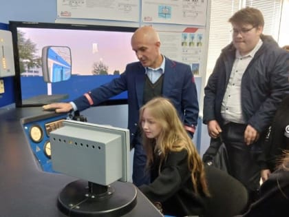 Астраханские железнодорожники рассказали студентам об особенностях работы вокзального комплекса и доверили им управление виртуальным электропоездом