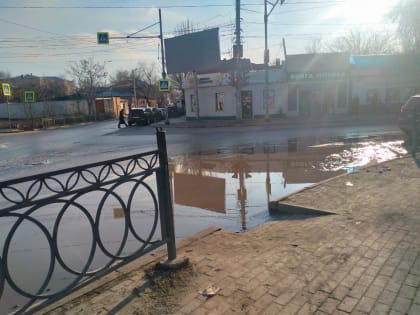 Протекший люк превратил оживленную улицу Астрахани в болото