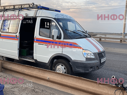 Представители Инфоштаба не дали отчаявшемуся астраханцу спрыгнуть с Нового моста