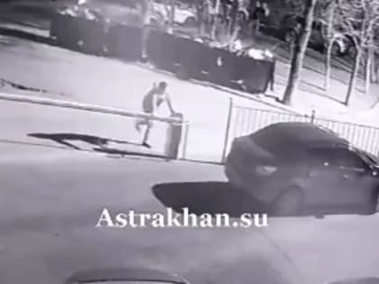 В Астрахани вандал сломал шлагбаум