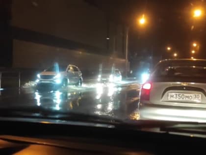 На улице Боевой в Астрахани крупный потоп