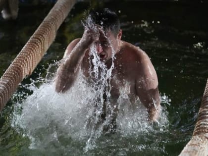 Врачи рассказали о противопоказаниях для купания в проруби