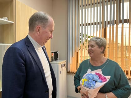 Игорь Седов поздравил руководителя социального учреждения Трусовского района с приближающимся праздником 8 Марта