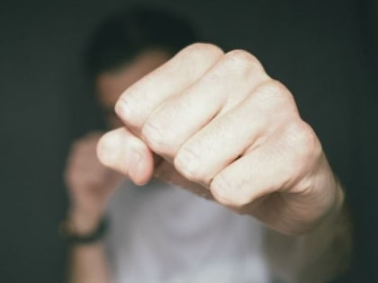 Недовольный астраханец напал на полицейского