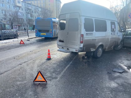 В Астрахани автобус с отказавшими тормозами протаранил маршрутку и легковушку