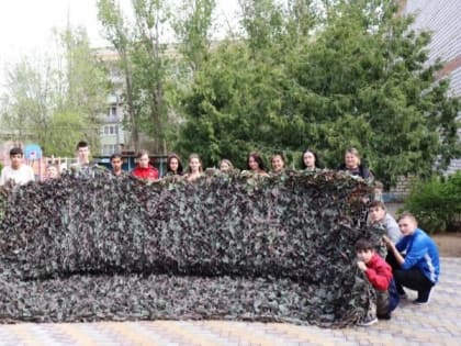 Астраханцы плетут маскировочные сети для участников СВО