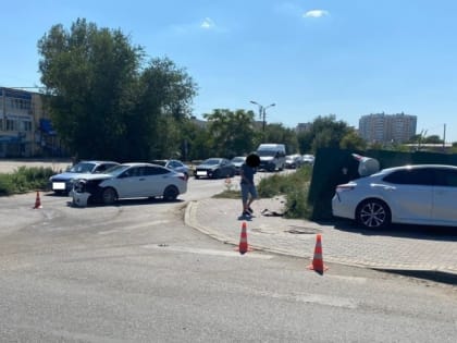 В Астрахани в аварии пострадали три человека