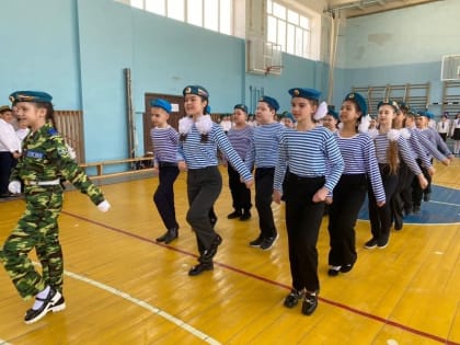 Провели смотр строя и песни