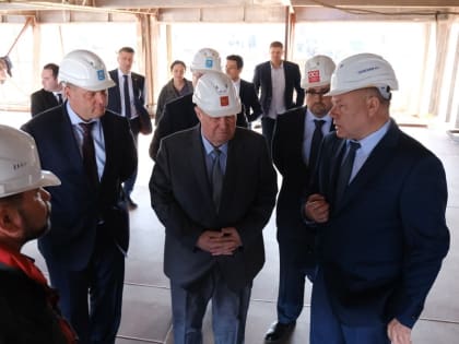 Полпред ЮФО Владимир Устинов посетил судостроительный завод «Лотос»