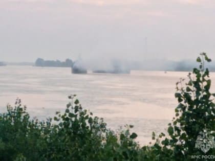 В Астраханской области тушат пожар на корабле