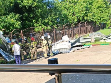 Порядка 12 детей получили осколочные ранения в школе Краснодара, где ветер снес часть крыши