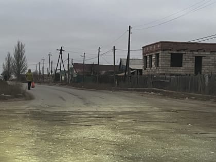 Житель Астраханской области попросил власти починить дорогу, над которой смеются таксисты