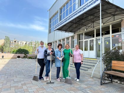 Астраханские медики своими силами привели территории больниц в&nbsp;порядок