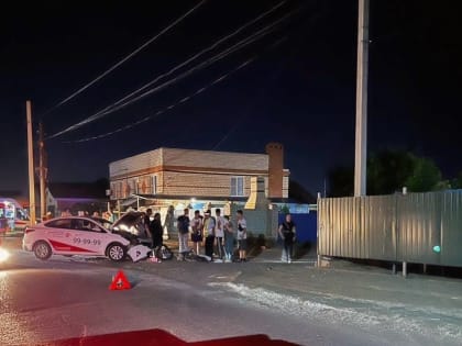 Астраханский таксист сбил мотоцикл с двумя мужчинами