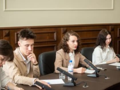 Астраханские студенты встретились со спикером Облдумы в рамках «Школы парламентской журналистики»