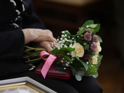 Тортики с цветочками: астраханских депутатов хотят обязать сообщать о подарках