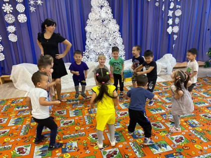 Дошколята Приволжского района попрощались с новогодней ёлкой