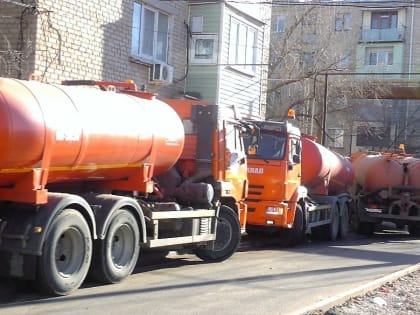 Подвал пятиэтажки в Военном городке уже несколько дней не могут освободить от канализации