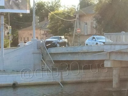 В Астрахани автомобиль чуть не вылетел с моста в Кутум