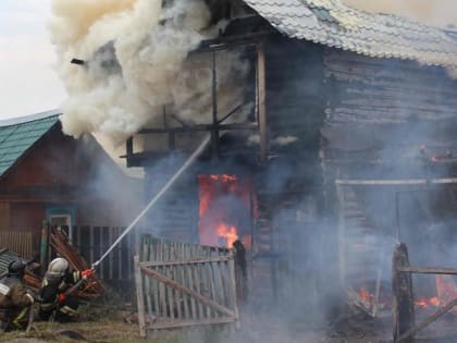 Сегодня под Астраханью час тушили жилой дом