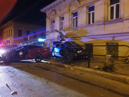 Ночью в центре Астрахани разнесли перекресток