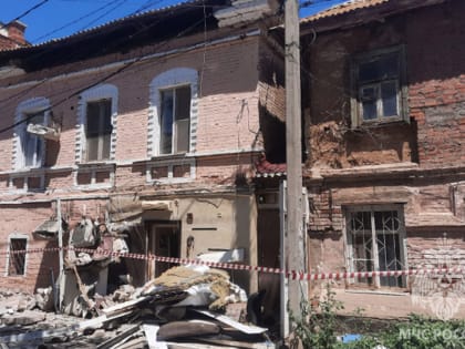 Обрушилась часть крыши старого дома в центре Астрахани