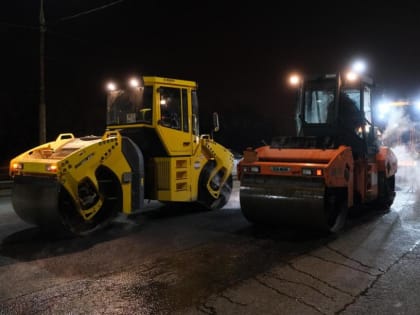 Ремонт дороги в Астрахани: асфальт укладывают по ночам