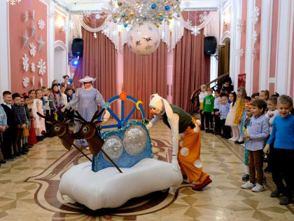 Волшебная ёлка и традиционные чаепития проходят в театре кукол