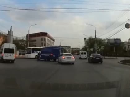 Астраханские полицейские нашли «героя» соцсетей, проехавшего на красный