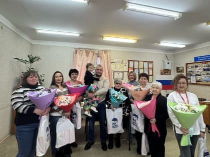 Депутат Николай Шайдин поздравил жительниц округа с наступающим Международным женским днём