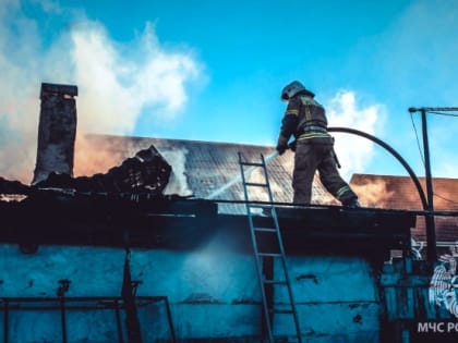 В 2022 году в Астраханской области более 400 пожаров возникли из-за неосторожного обращения с огнем