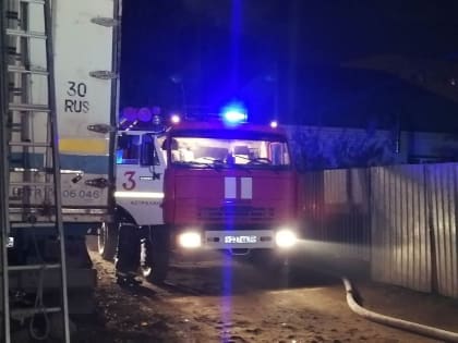 В Астрахани произошел пожар на площади 100 квадратных метров
